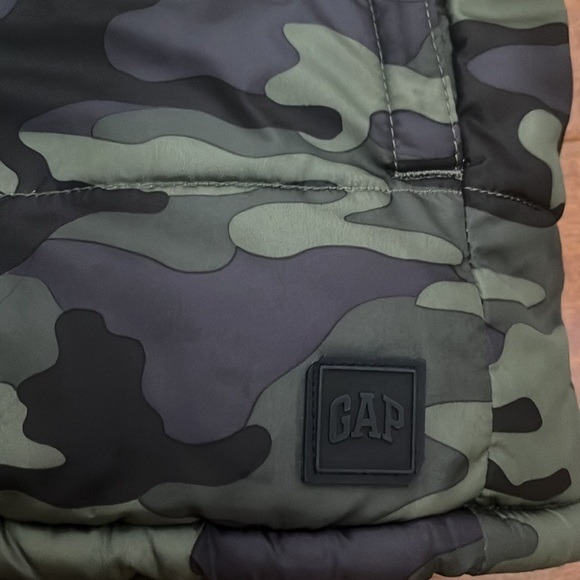 Gap Kids Navy & Green Camo Puffer Vest - Picture 5 of 10